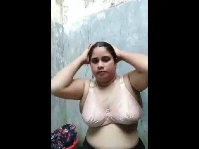 Desi-mature-hot-tamil-aunty-xvideos-nude-bathing-video-mms-HD.jpg
